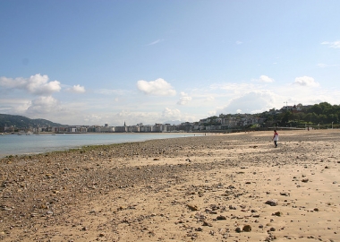 Playa de Ondarreta con piedras a la vista (imagen por Hostel World)