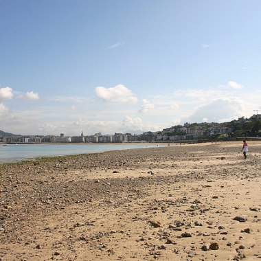 Playa de Ondarreta con piedras a la vista (imagen por Hostel World)